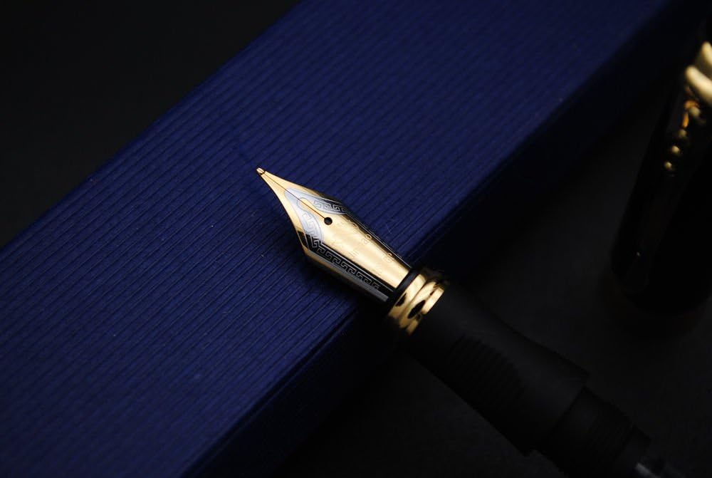Jinhao X450 Fountain Pen – Red Ice Color, Gold Trim, Medium & Broad Nib Options, Elegant Writing Instrument - Image 4