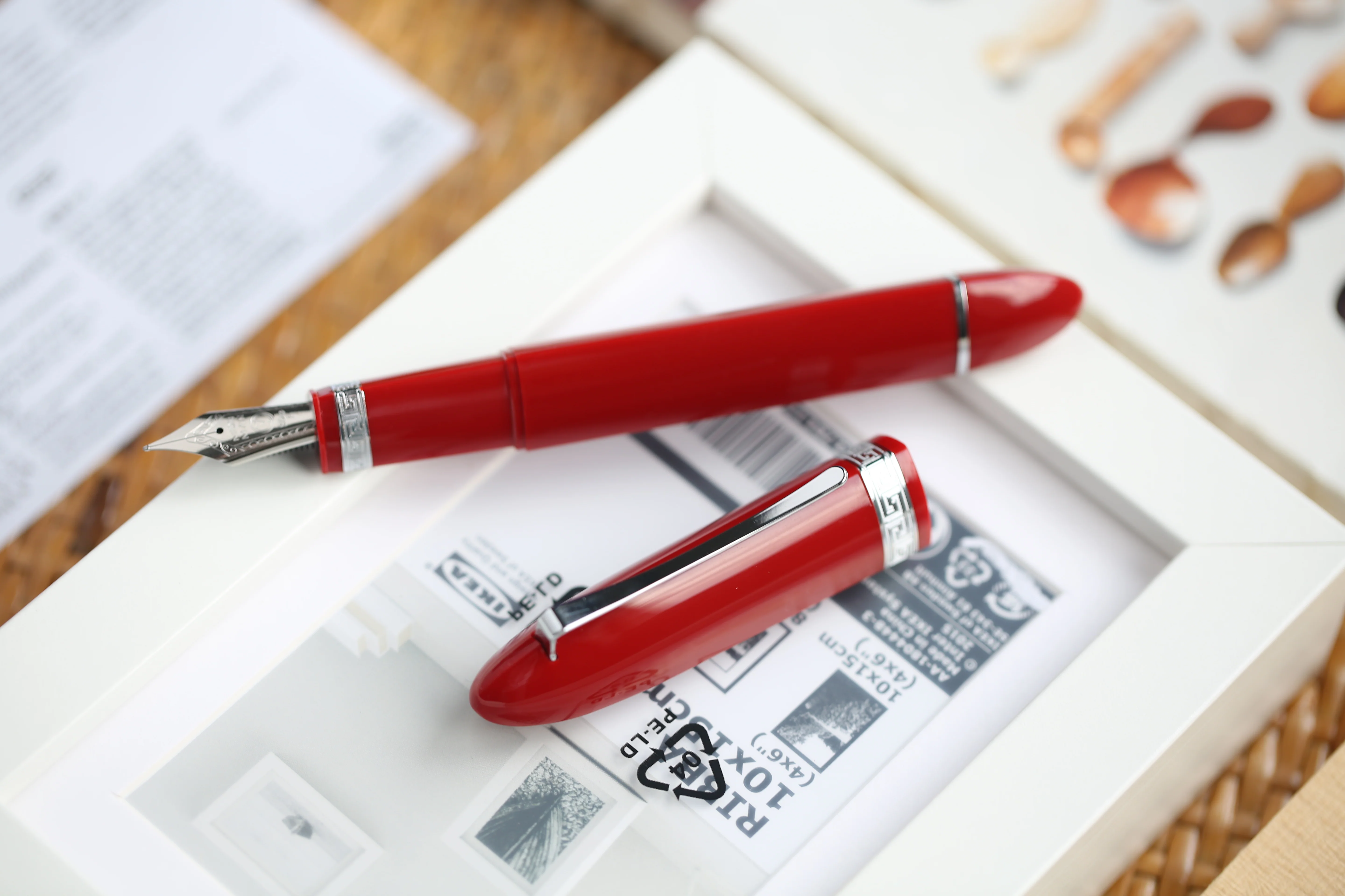 Moonman V60 Triangular Piston Fountain Pen – Ergonomic Fine Writing Instrument with Resin Body And Gift Box (Red With Silver Trim & Clip) - Image 2