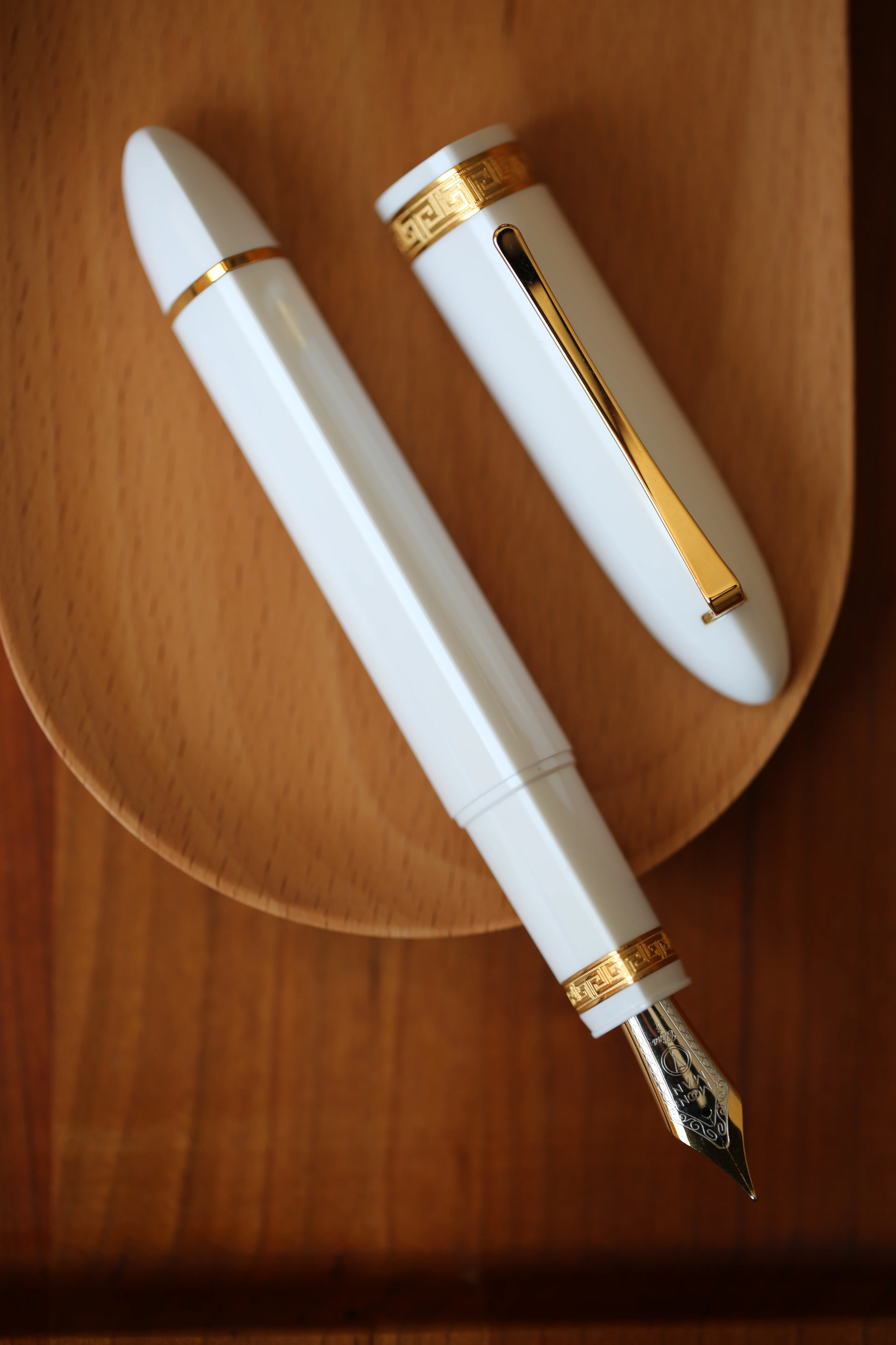 Moonman V60 Triangular Piston Fountain Pen – Ergonomic Fine Writing Instrument with Resin Body And Gift Box (White With Gold Trim & Clip) - Image 10