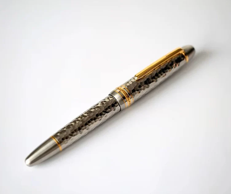 Moonman P136 Titanium Hammered Edition Fountain Pen – Textured Metal Body, Fine Nib, Gold Trim, Premium Writing Fountain Pen - Image 2