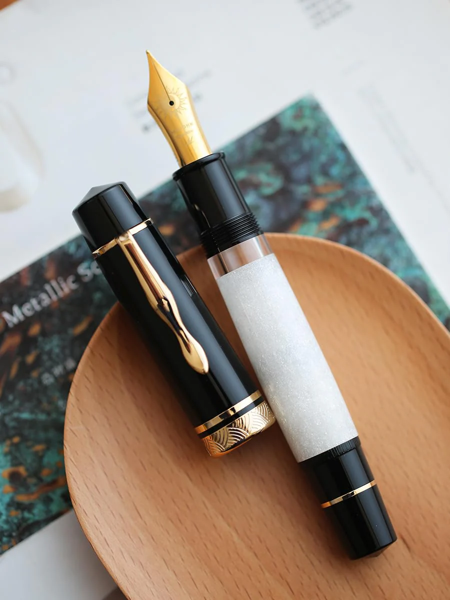 Moonman P139 Sun Carved Fountain Pen – Size 8 Nib, Brass Piston System, Large Capacity Resin (White & Black) - Image 4