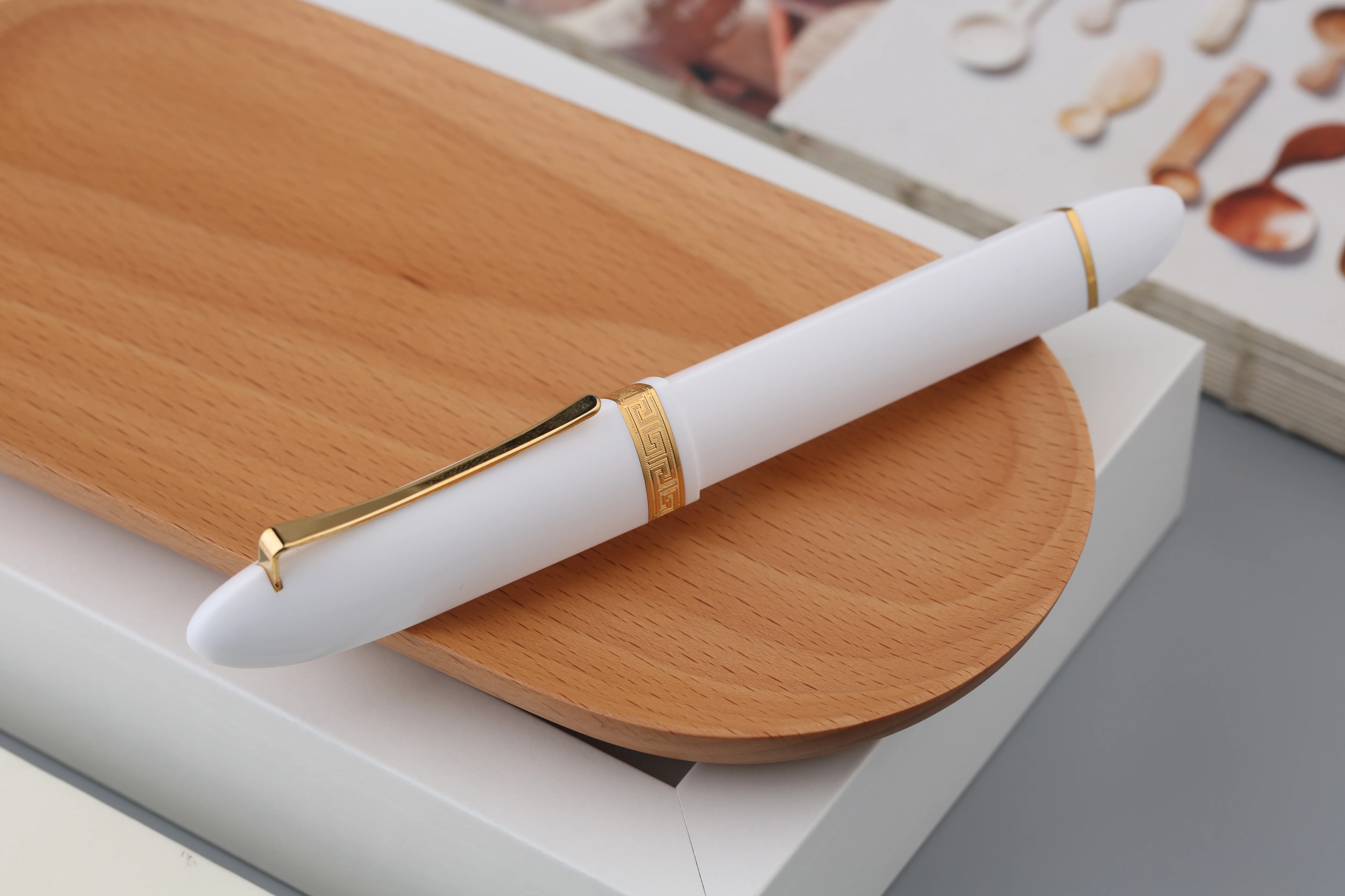 Moonman V60 Triangular Piston Fountain Pen – Ergonomic Fine Writing Instrument with Resin Body And Gift Box (White With Gold Trim & Clip) - Image 4