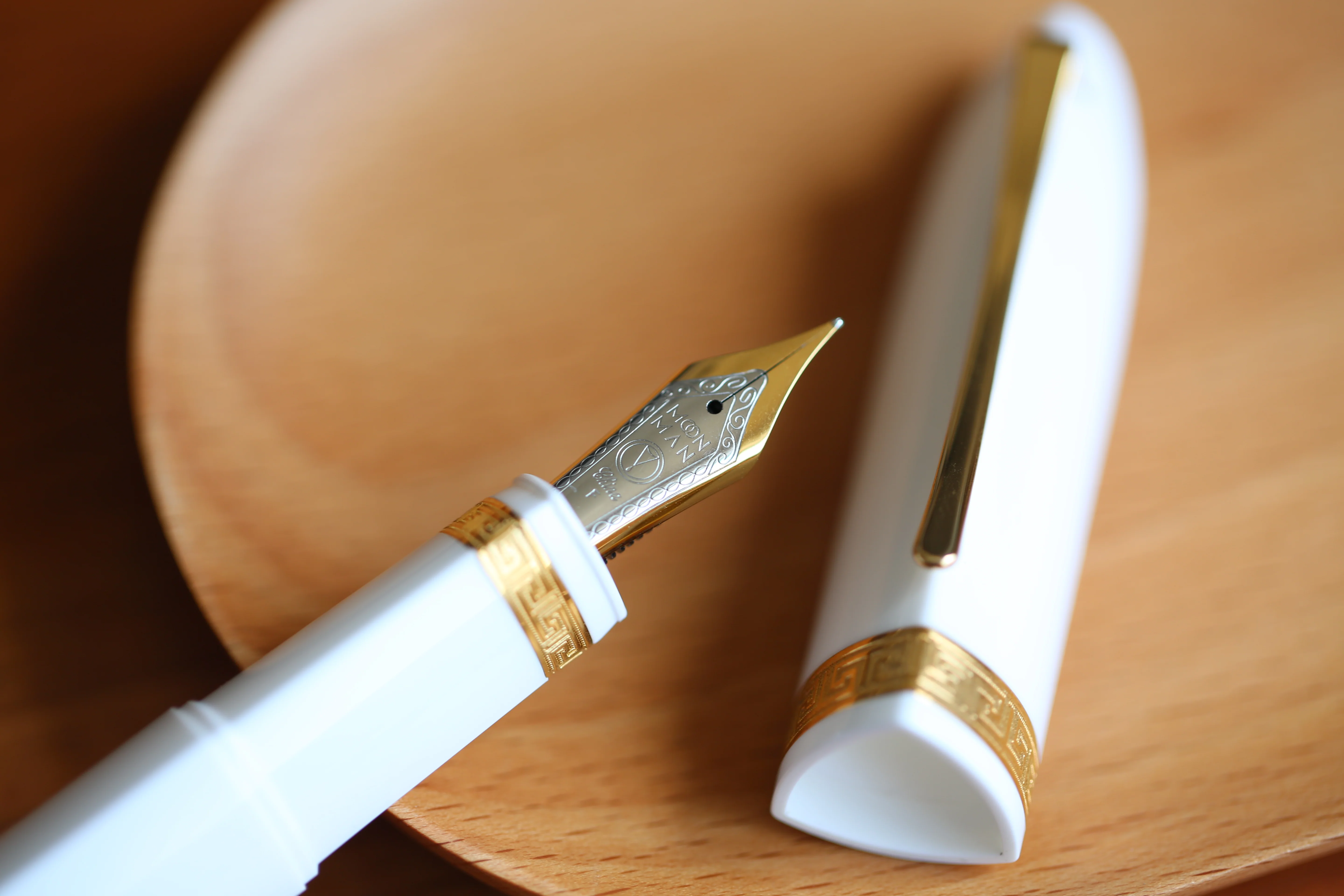 Moonman V60 Triangular Piston Fountain Pen – Ergonomic Fine Writing Instrument with Resin Body And Gift Box (White With Gold Trim & Clip) - Image 3