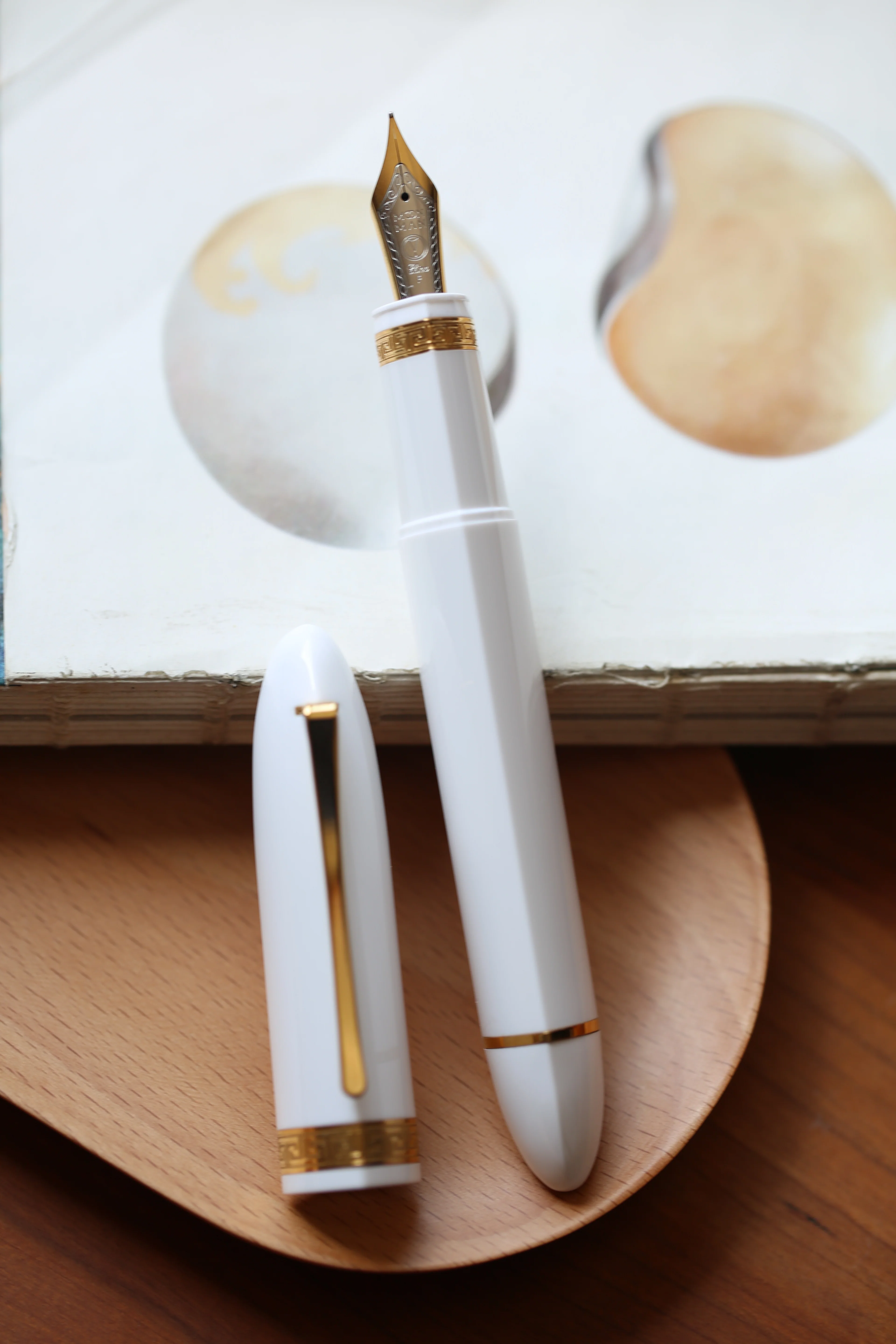Moonman V60 Triangular Piston Fountain Pen – Ergonomic Fine Writing Instrument with Resin Body And Gift Box (White With Gold Trim & Clip) - Image 5