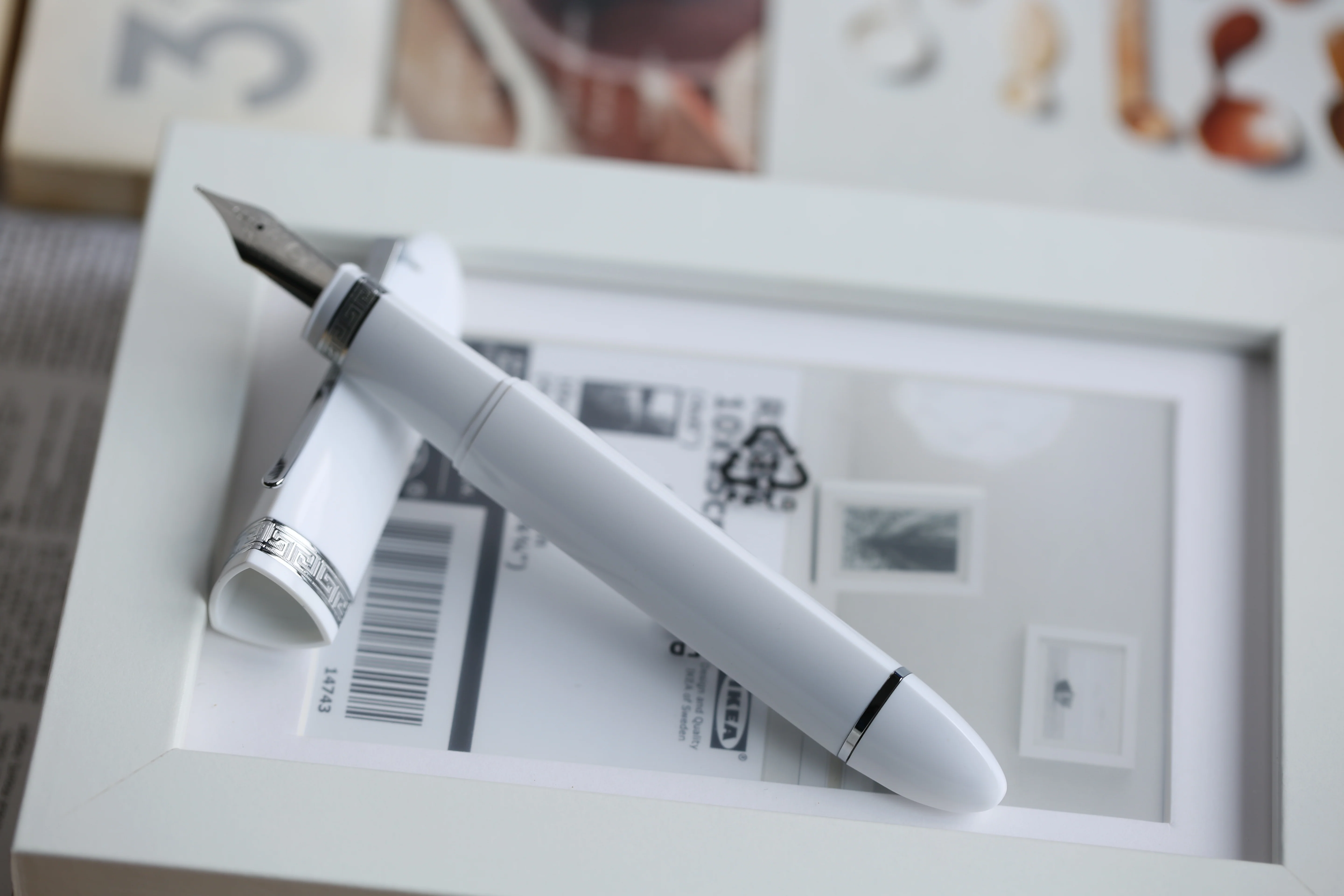 Moonman V60 Triangular Piston Fountain Pen – Ergonomic Extra Fine Writing Instrument with Resin Body And Gift Box (White With Silver Trim & Clip) - Image 4