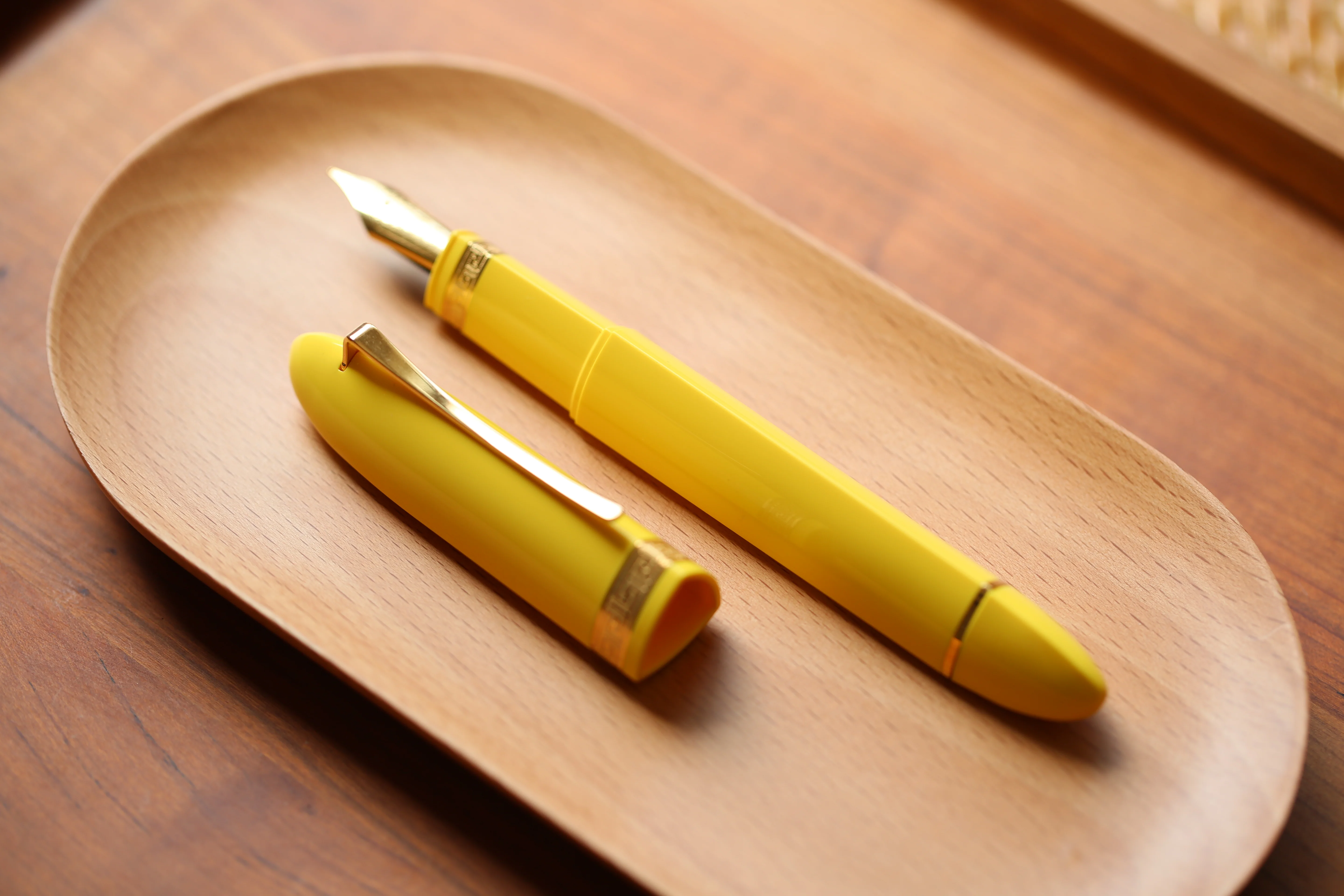 Moonman V60 Triangular Piston Fountain Pen – Ergonomic Fine Writing Instrument with Resin Body And Gift Box (Yellow With Gold Trim & Clip) - Image 6
