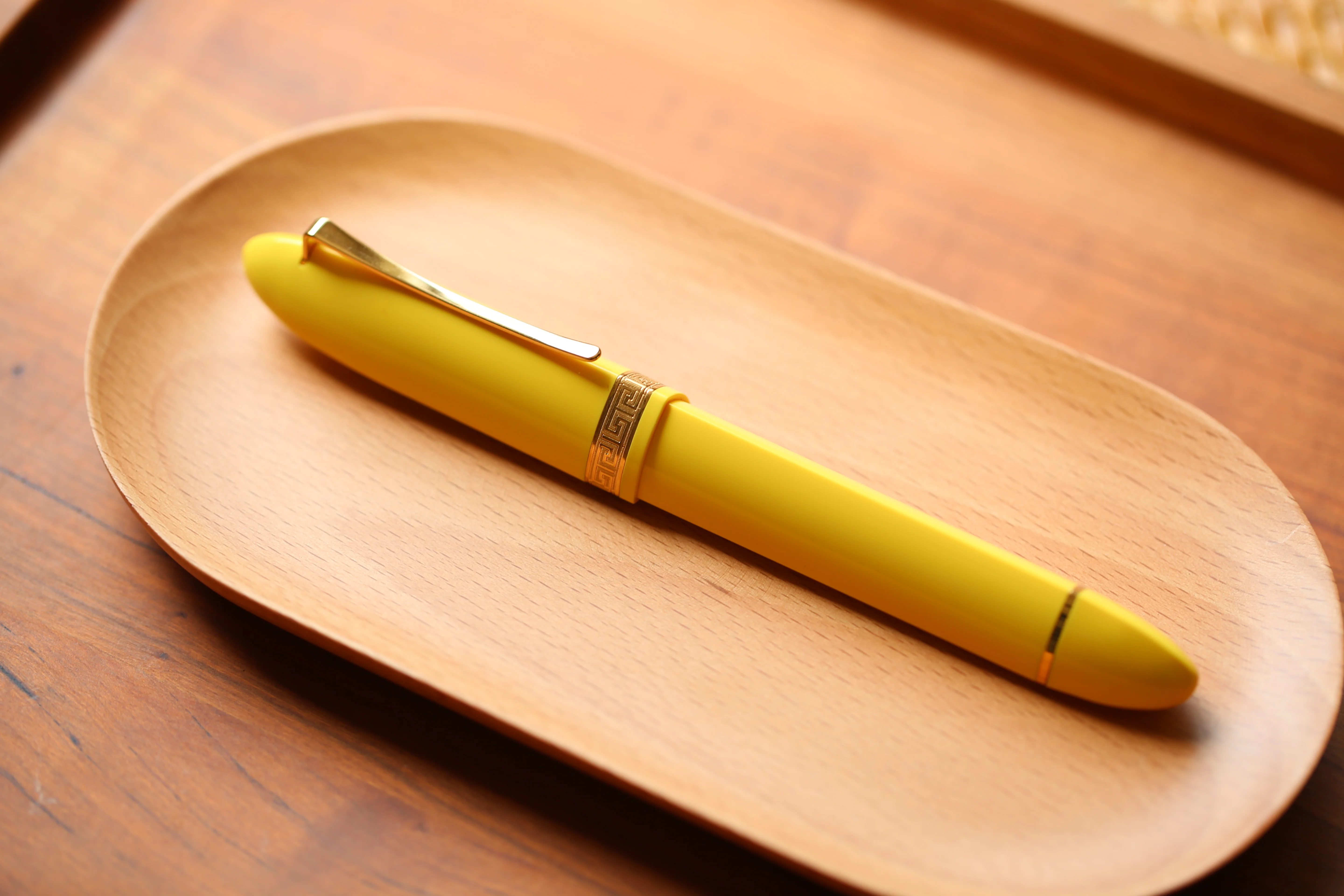 Moonman V60 Triangular Piston Fountain Pen – Ergonomic Fine Writing Instrument with Resin Body And Gift Box (Yellow With Gold Trim & Clip) - Image 4
