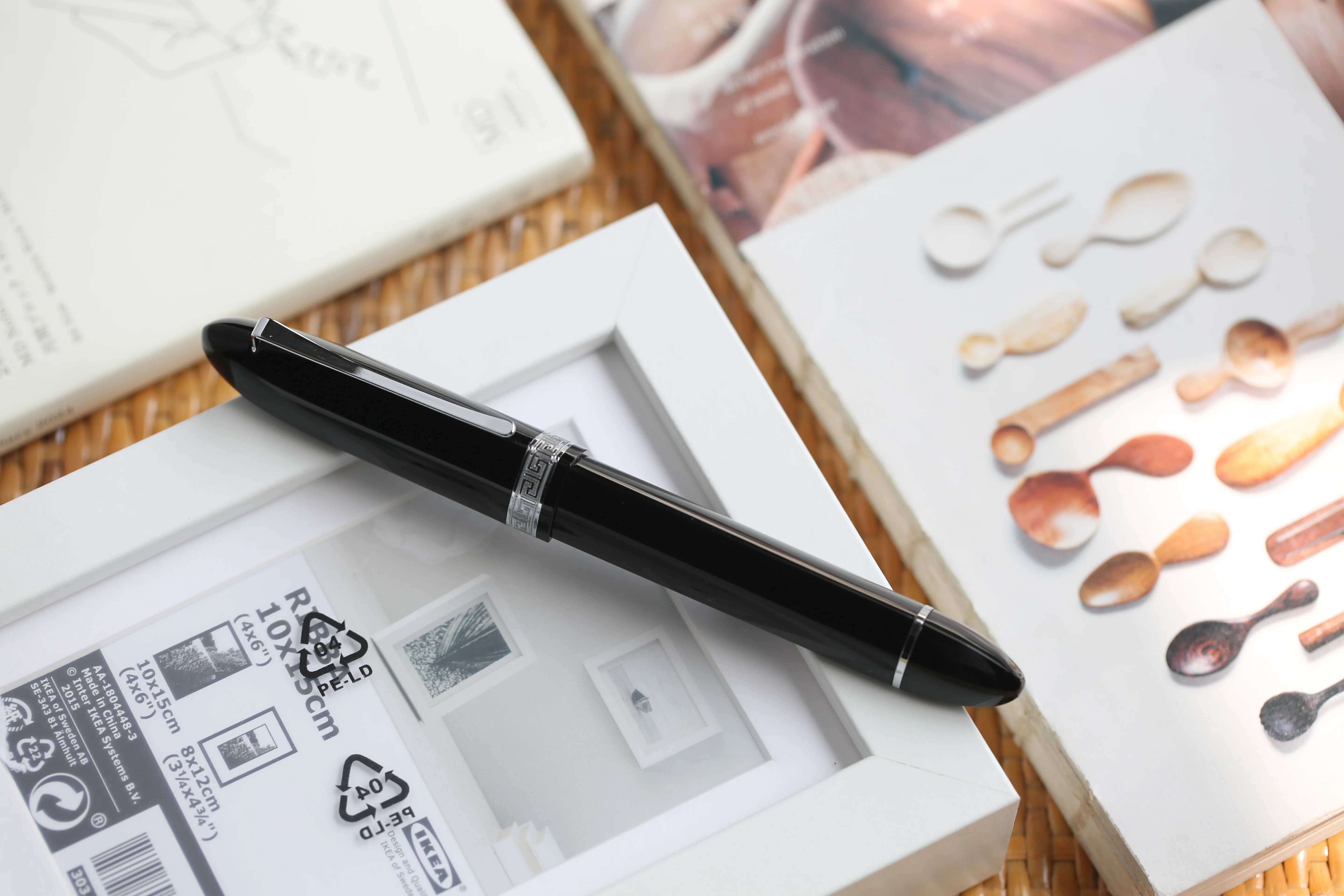 Moonman V60 Triangular Piston Fountain Pen – Ergonomic Fine Writing Instrument with Resin Body And Gift Box (Black With Silver Trim & Clip) - Image 4
